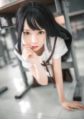 一边摸进内裤一边亲视频